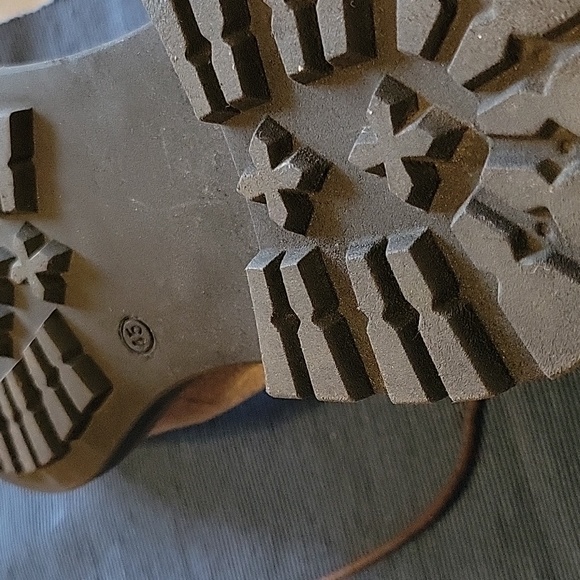 Unitnyndiversity NWOB Suede  Boots - Picture 9 of 9